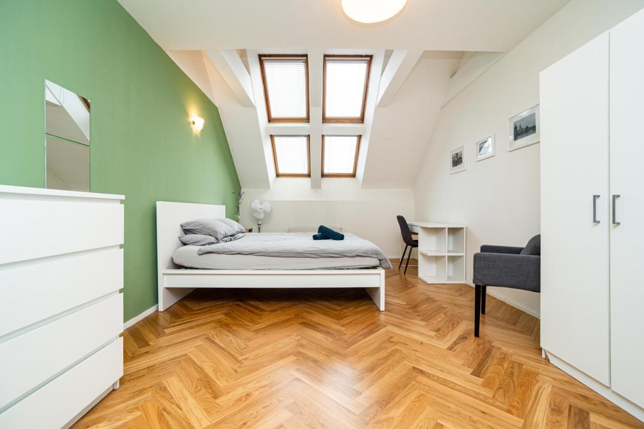 Central, Spacious, Modern 5 Bedrm Duplex W/balcony Apartmán