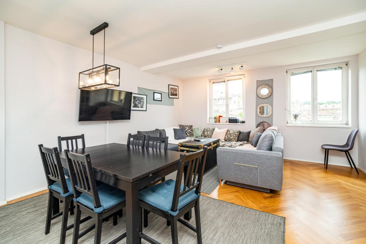 Central, Spacious, Modern 5 Bedrm Duplex W/balcony Apartmán