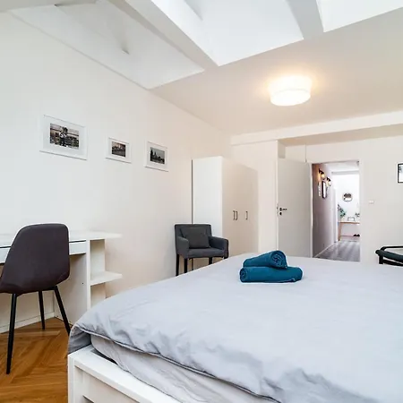 Central, Spacious, Modern 5 Bedrm Duplex W/Balcony Prague Exterior photo