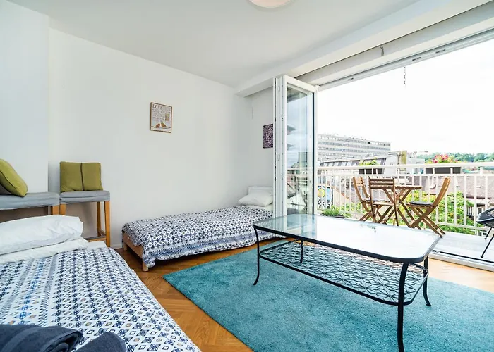 Central, Spacious, Modern 5 Bedrm Duplex W/Balcony