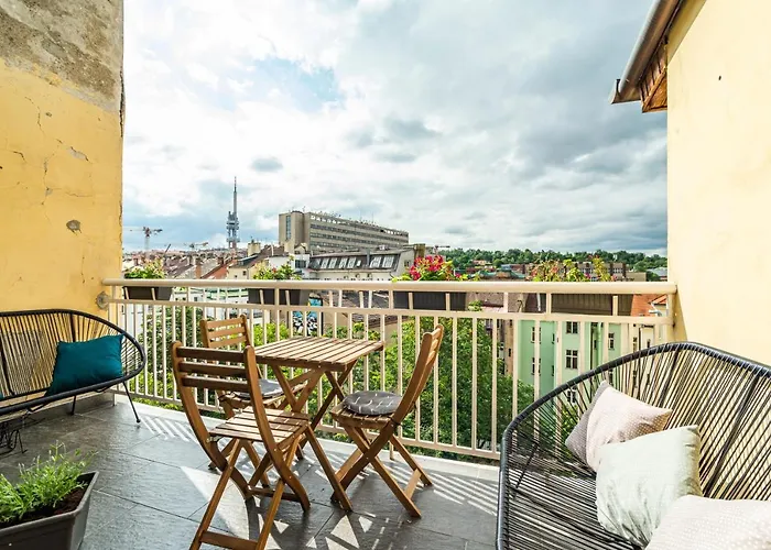 Central, Spacious, Modern 5 Bedrm Duplex W/Balcony