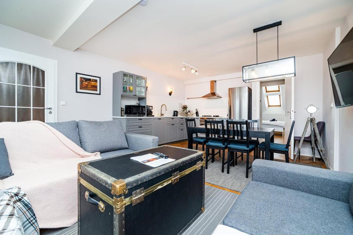 Central, Spacious, Modern 5 Bedrm Duplex W/balcony Apartmán *