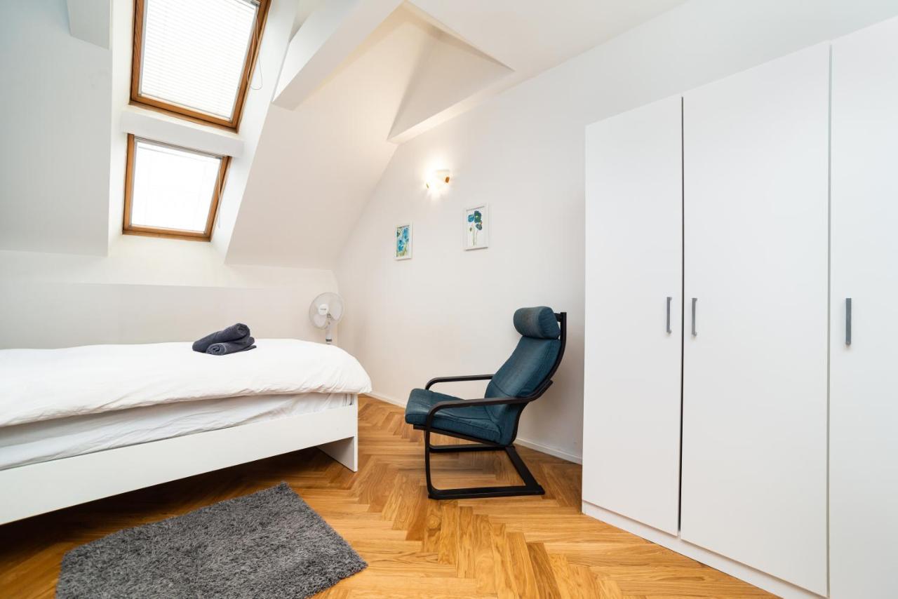 Central, Spacious, Modern 5 Bedrm Duplex W/balcony Apartmán *