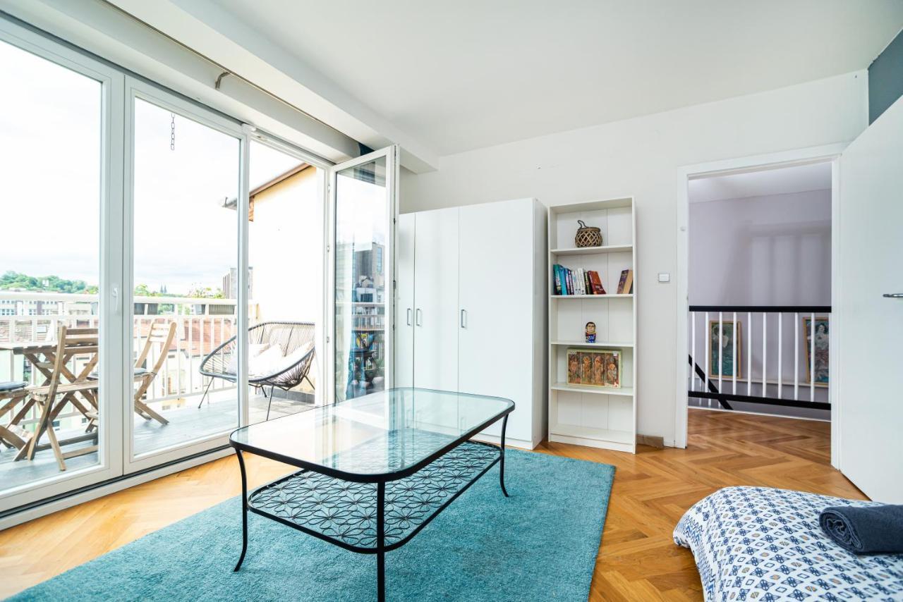 Central, Spacious, Modern 5 Bedrm Duplex W/balcony Apartmán